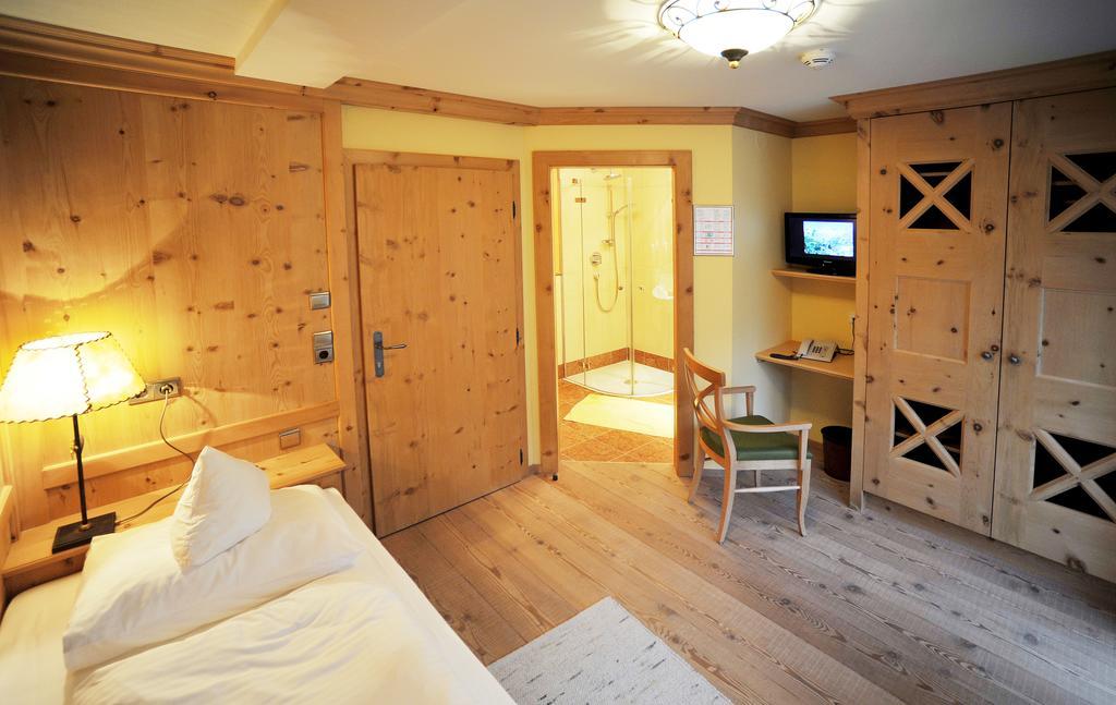 Thermal-Badhotel Kirchler Tux Room photo