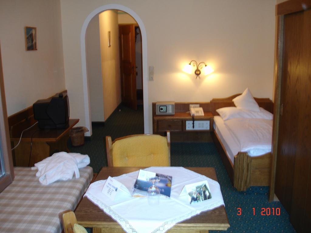 Thermal-Badhotel Kirchler Tux Room photo